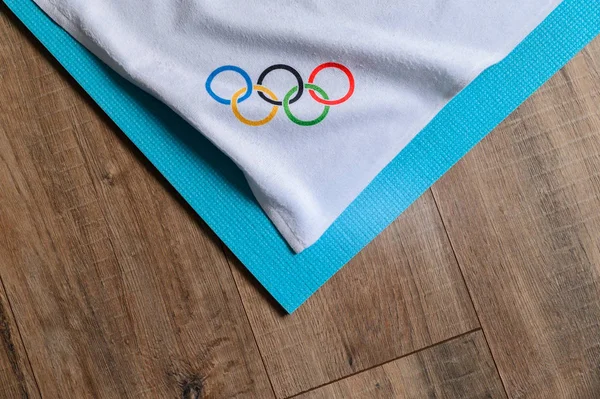TOKYO, JAPAN, JANUARY. 20. 2020: Cercul olimpic pe fundal alb și albastru — Fotografie, imagine de stoc