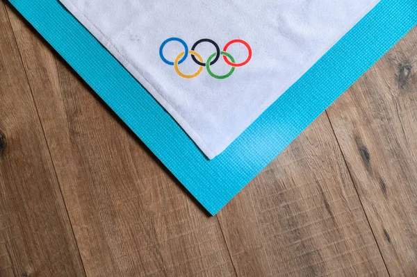 TOKIO, JAPÓN, ENERO. 20. 2020: foto de alta calidad, círculos olímpicos, fondo blanco y azul — Foto de Stock
