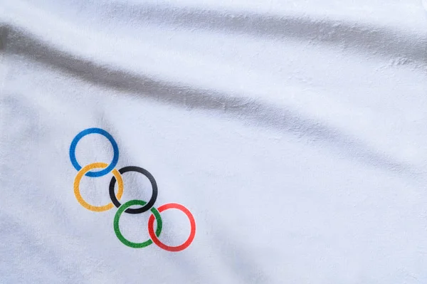 Troppo, Giapan, gennaio. 20. 2020: anelli olimpici, sfondo bianco — Foto Stock