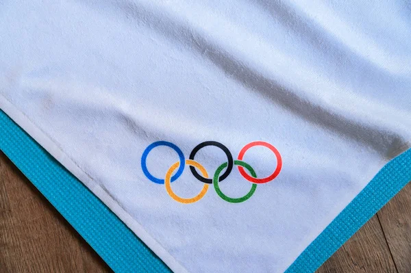 Tokió, Japán, január. 20. 2020: Olimpiai logó, fehér háttér, fehér szerkesztési hely — Stock Fotó