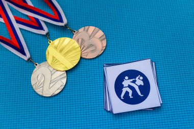 Karate Kumite ikonu ve madalya seti, altın gümüş ve bronz madalya, mavi arka plan. Tokyo 2020 Yaz Olimpiyatları için orjinal duvar kâğıdı