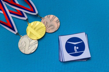 Sanatsal jimnastik ikonu ve madalya seti, altın gümüş ve bronz madalya, mavi arka plan. Tokyo 2020 Yaz Olimpiyatları için orjinal duvar kâğıdı