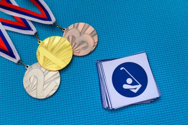 Golf ikonu ve madalya seti, altın gümüş ve bronz madalya, mavi ba. Tokyo 2020 Yaz Olimpiyatları için orjinal duvar kâğıdı