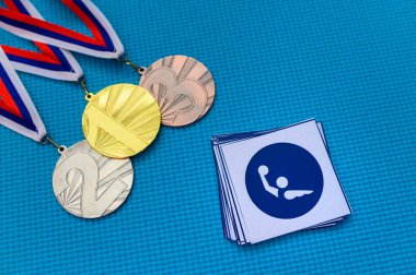 Su topu ikonu ve madalya seti, altın gümüş ve bronz madalya, blu. Tokyo 2020 Yaz Olimpiyatları için orjinal duvar kâğıdı