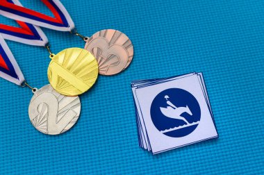 Binicilik Etkinliği ikonu ve madalya seti, altın gümüş ve bronz madalya, mavi arka plan. Tokyo 2020 Yaz Olimpiyatları için orjinal duvar kâğıdı