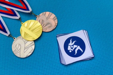 Judo ikonu ve madalya seti, altın gümüş ve bronz madalya, mavi arka plan. Tokyo 2020 Yaz Olimpiyatları için orjinal duvar kâğıdı