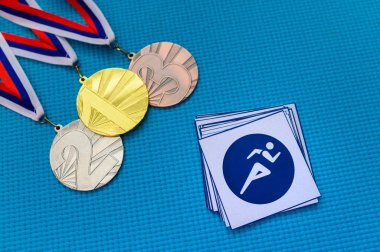 Atletizm, atletizm ve saha ikonu ve madalya seti, altın gümüş ve kardeş. Tokyo 2020 Yaz Olimpiyatları için orjinal duvar kâğıdı