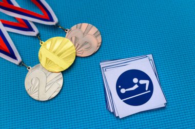 Masa tenisi ikonu ve madalya seti, altın gümüş ve bronz madalya, mavi arka plan. Tokyo 2020 Yaz Olimpiyatları için orjinal duvar kâğıdı
