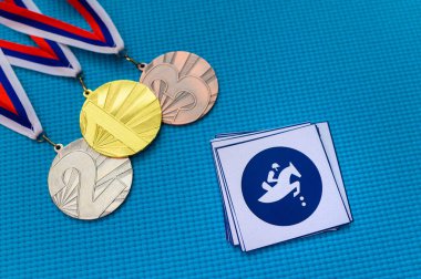 Atlı atlama ikonu ve madalya seti, altın gümüş ve bronz m. Tokyo 2020 Yaz Olimpiyatları için orjinal duvar kağıdı