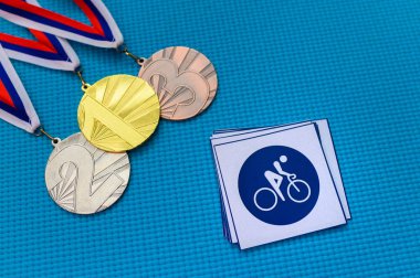 Bisiklet Yolu ikonu ve madalya seti, altın gümüş ve bronz madalya, mavi arka plan. Tokyo 2020 Yaz Olimpiyatları için orjinal duvar kâğıdı