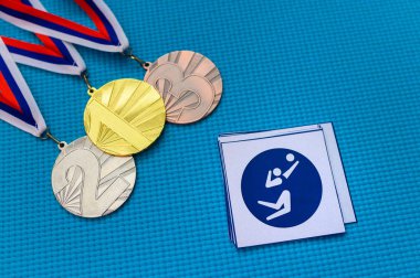 Voleybol ikonu ve madalya seti, altın gümüş ve bronz madalya, mavi arka plan. Tokyo 2020 Yaz Olimpiyatları için orjinal duvar kâğıdı