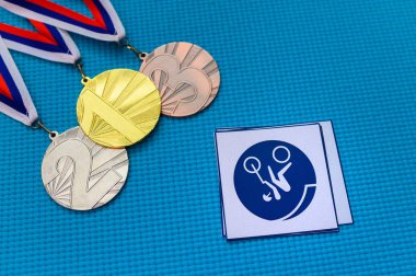 Bisikletli Bmx Serbest stil ikonu ve madalya seti, altın gümüş ve bronz madalya, mavi arka plan. Tokyo 2020 Yaz Olimpiyatları için orjinal duvar kâğıdı