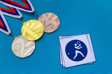 Tenis ikonu ve madalya seti, altın gümüş ve bronz madalya, mavi arka plan. Tokyo 2020 Yaz Olimpiyatları için orjinal duvar kâğıdı