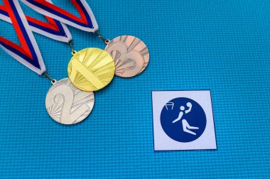 Basketbol ikonu ve madalya seti, altın gümüş ve bronz madalya, mavi arka plan. Tokyo 2020 Yaz Olimpiyatları için orjinal duvar kâğıdı