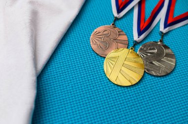 Mavi arka planda altın, gümüş ve bronz madalya. Tokyo 2020 Yaz Olimpiyatları için orjinal duvar kâğıdı