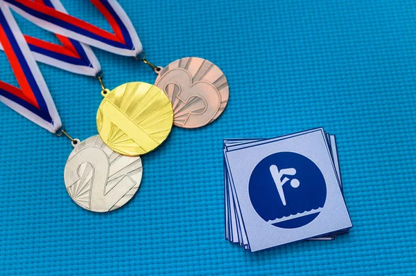 Conjunto de iconos y medallas de buceo, medalla de oro, plata y bronce, fondo azul. Fondo de pantalla original para el juego olímpico de verano en Tokio 2020 —  Fotos de Stock