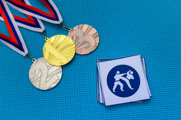 Karate Kumite ikona a sada medailí, zlatá stříbrná a bronzová medaile, modré pozadí. Originální tapeta na letní olympijské hry v Tokiu 2020 — Stock fotografie