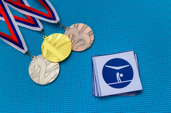 Konstnärlig gymnastik ikon och medalj set, guld silver och brons medalj, blå bakgrund. Original tapet för sommar olympiska spel i Tokyo 2020 — Stockfoto