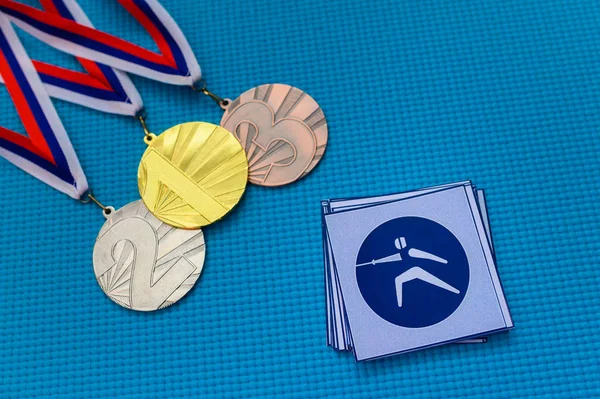Ícone de esgrima e conjunto de medalhas, prata de ouro e medalha de bronze, fundo azul. Papel de parede original para o jogo olímpico de verão em Tóquio 2020 — Fotografia de Stock