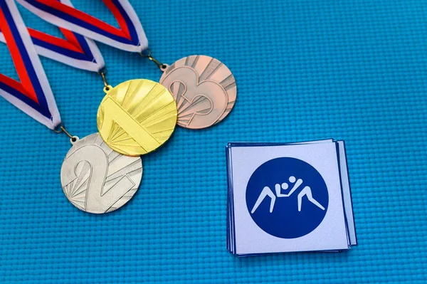 Conjunto de iconos y medallas de judo, medalla de oro y bronce, fondo azul. Fondo de pantalla original para el juego olímpico de verano en Tokio 2020 —  Fotos de Stock