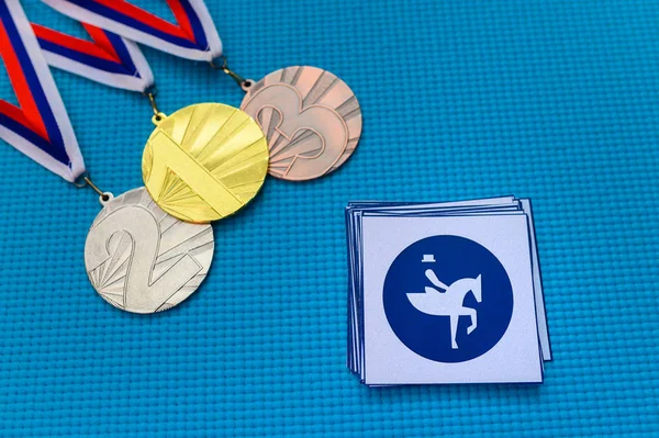 Conjunto de iconos y medallas de Dressage ecuestre, medalla de oro y bronce, fondo azul. Fondo de pantalla original para el juego olímpico de verano en Tokio 2020 —  Fotos de Stock