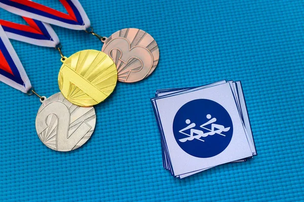 Evező ikon és medál szett, arany ezüst és bronz érem, kék háttér. Eredeti tapéta nyári olimpiai játék Tokióban 2020 — Stock Fotó