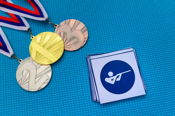 Ícone de tiro e conjunto de medalhas, prata de ouro e medalha de bronze, fundo azul. Papel de parede original para o jogo olímpico de verão em Tóquio 2020 — Fotografia de Stock