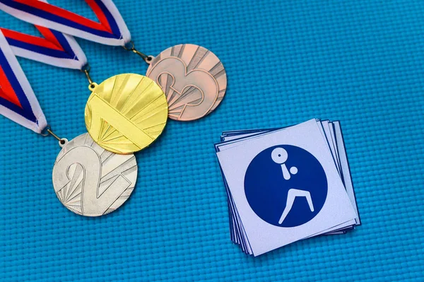 Ensemble icône et médaille d'haltérophilie, médaille d'or, d'argent et de bronze, blu. Papier peint original pour le jeu olympique d'été à Tokyo 2020 — Photo