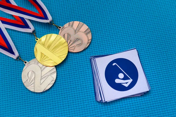 Ensemble icône et médaille de golf, médaille d'or, d'argent et de bronze, ba bleu. Papier peint original pour le jeu olympique d'été à Tokyo 2020 — Photo
