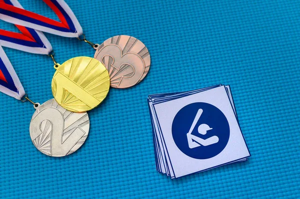 Ícone de beisebol e conjunto de medalhas, medalha de ouro prata e bronze, fundo azul. Papel de parede original para o jogo olímpico de verão em Tóquio 2020 — Fotografia de Stock