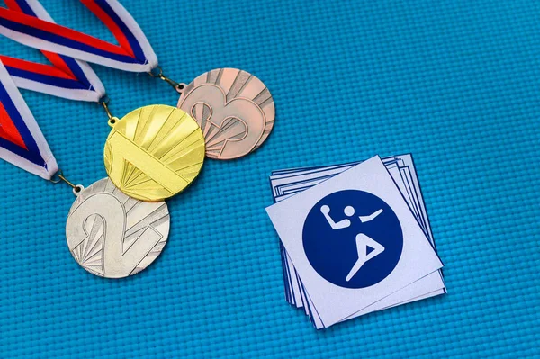 Juego de iconos y medallas de balonmano, medalla de oro y bronce, fondo azul. Fondo de pantalla original para el juego olímpico de verano en Tokio 2020 —  Fotos de Stock
