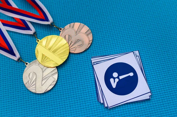 Boks ikonu ve madalya seti, altın gümüş ve bronz madalya, mavi ba. Tokyo 2020 Yaz Olimpiyatları için orjinal duvar kâğıdı