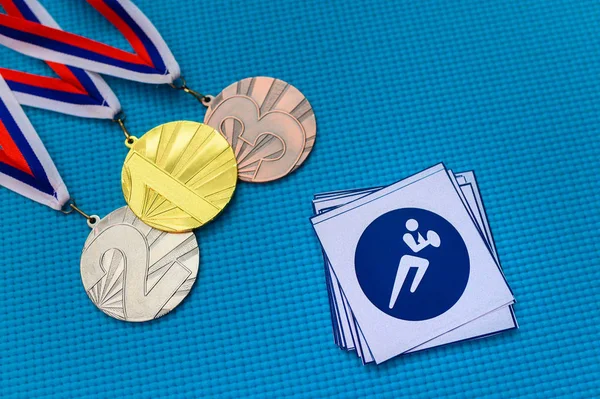 Conjunto de iconos y medallas de rugby, medalla de oro, plata y bronce, espalda azul. Fondo de pantalla original para el juego olímpico de verano en Tokio 2020 —  Fotos de Stock