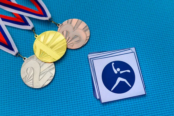 Softball ikon és medál készlet, arany ezüst és bronz érem, kék háttér. Eredeti tapéta nyári olimpiai játék Tokióban 2020 — Stock Fotó