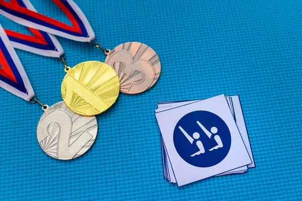 Conjunto de iconos y medallas de natación artística, medalla de oro y bronce, fondo azul. Fondo de pantalla original para el juego olímpico de verano en Tokio 2020 —  Fotos de Stock