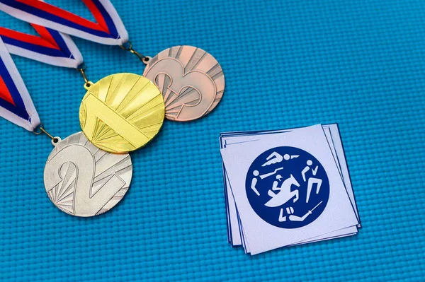 Conjunto de iconos y medallas de Pentatlón moderno, plata dorada y medalla de bronce, fondo azul. Fondo de pantalla original para el juego olímpico de verano en Tokio 2020 —  Fotos de Stock