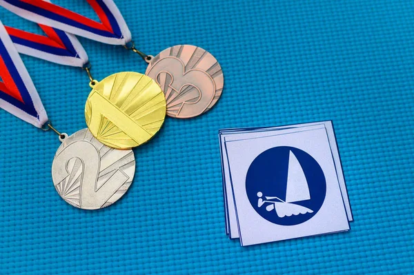 Ícone de vela e conjunto de medalhas, prata de ouro e medalha de bronze, fundo azul. Papel de parede original para o jogo olímpico de verão em Tóquio 2020 — Fotografia de Stock