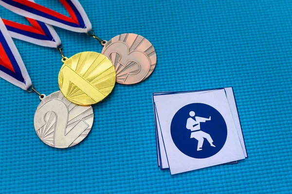 Karate Kata ícone e conjunto de medalhas, prata de ouro e medalha de bronze, fundo azul. Papel de parede original para o jogo olímpico de verão em Tóquio 2020 — Fotografia de Stock