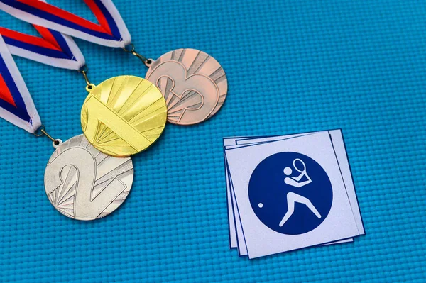 Set di icone e medaglie da tennis, medaglia d'oro argento e bronzo, sfondo blu. Carta da parati originale per il gioco olimpico estivo a Tokyo 2020 — Foto Stock