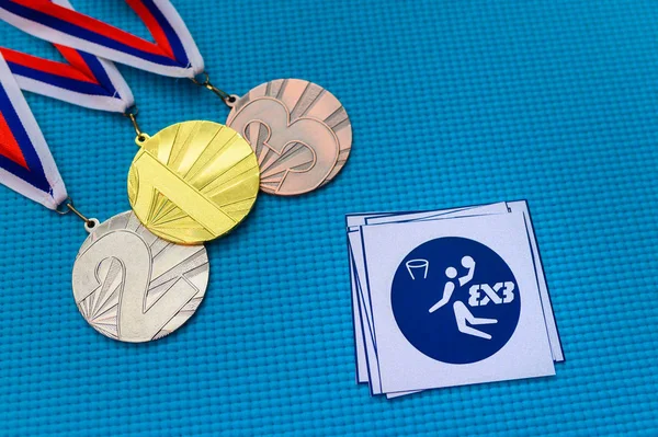 3x3 Baloncesto, set de iconos y medallas, medalla de oro y bronce, fondo azul. Fondo de pantalla original para el juego olímpico de verano en Tokio 2020 —  Fotos de Stock