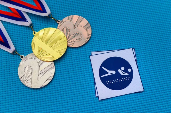 Ensemble icône et médaille de volleyball de plage, médaille d'argent et de bronze d'or, fond bleu. Papier peint original pour le jeu olympique d'été à Tokyo 2020 — Photo