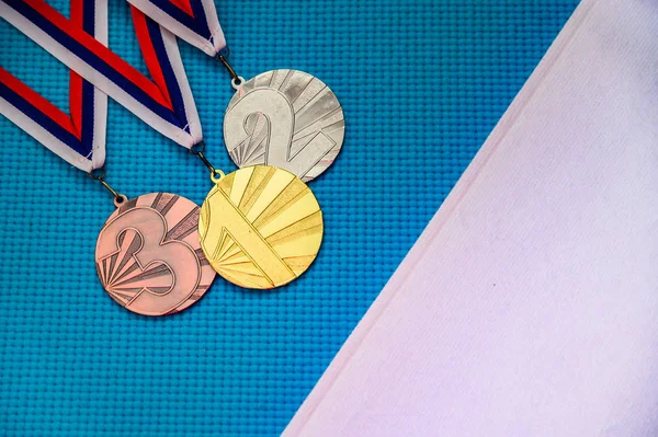 Médaille d'or argent et de bronze sur fond bleu, espace de montage blanc. Papier peint original pour le jeu olympique d'été à Tokyo 2020 — Photo