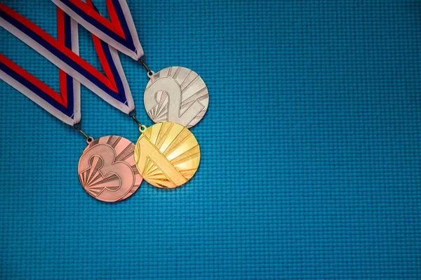 Medalha em fundo azul. Ouro prata e bronze, azul editar espaço. Papel de parede original para o jogo olímpico de verão em Tóquio 2020 — Fotografia de Stock