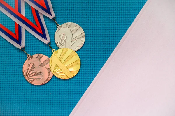 Médaille d'or et de bronze sur fond bleu. Espace de montage blanc. Papier peint original pour le jeu olympique d'été à Tokyo 2020 — Photo