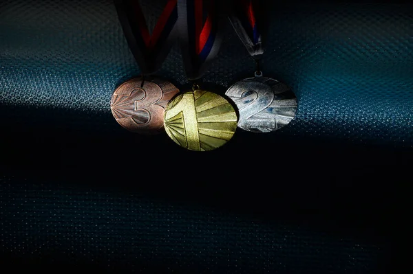 Conjunto de medallas, plata dorada y bronce con números 1, 2 y 3. Sombra oscura, espacio de edición negro,. Fondo de pantalla original para el juego olímpico de verano en Tokio 2020 —  Fotos de Stock