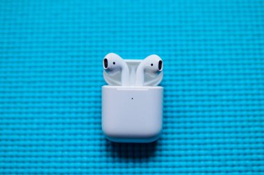 San Francisco, Usa - 3 Şubat 2020: Apple Airpod Pro, kablosuz bluetooth kulaklıklar Apple tarafından oluşturuldu. Mavi arkaplan.