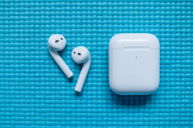 San Francisco, Usa - 3 Şubat 2020: Apple Airpod Pro, mavi arkaplan, Apple tarafından oluşturulan kablosuz bluetooth kulaklıklar.
