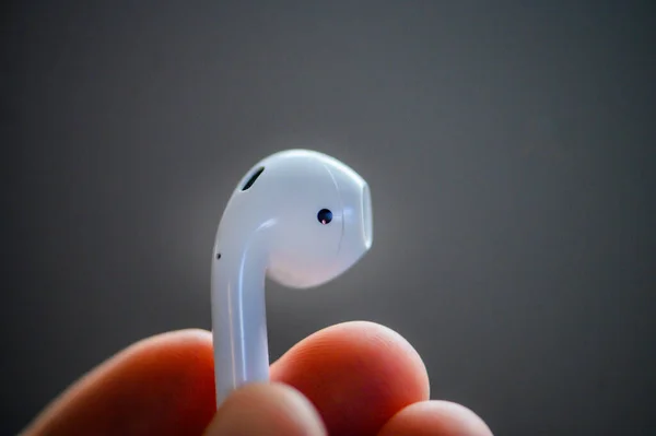 SAN FRANCISCO, USA - FEBRUARY 3, 2020: Apple AirPods Pro in hand , wireless Bluetooth earbud — 스톡 사진