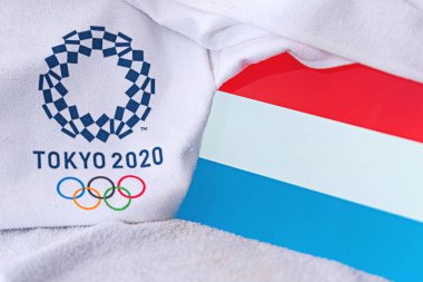 Tokyo, Japonya, Şubat. 4, 2020: Lüksemburg Ulusal Bayrağı, Tokyo 2020 Yaz Olimpiyatları 'nın resmi logosu. Beyaz arkaplan