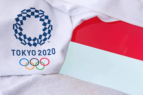 Du, JAPAN, FEBRUARY. 4, 2020: Monacos flagg, offisiell logo for sommer-OL i Tokyo 2020. Hvit bakgrunn – stockfoto